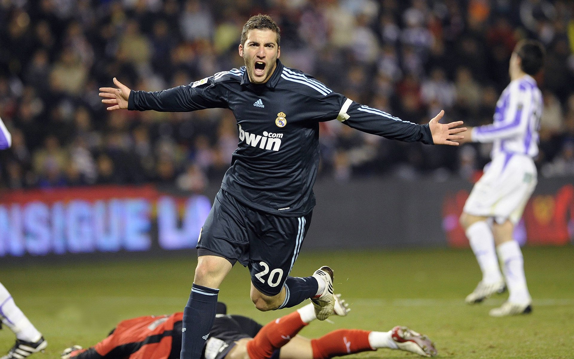 巴西足球冠军队弗鲁米奇主场击败安德拉烈斯，巴西队弗雷德